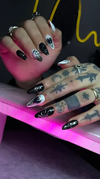 Nail art feita pela Ariel